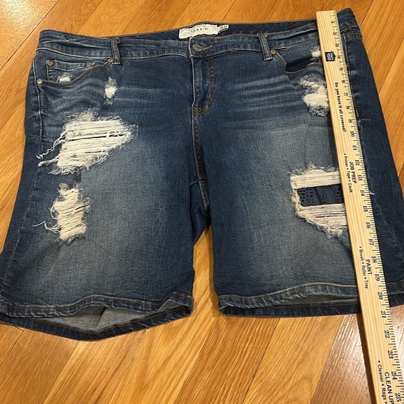 Torrid women’s distressed Bermuda Jean shorts size 20. - Picture 7 of 8